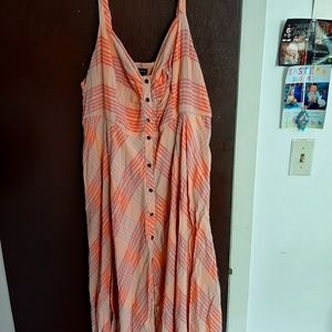 Selling a TORRID peach maxi dress